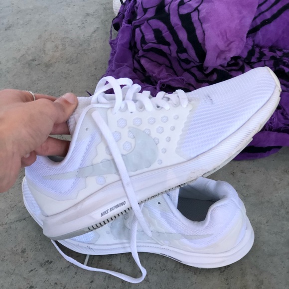 White nikes - Picture 1 of 1